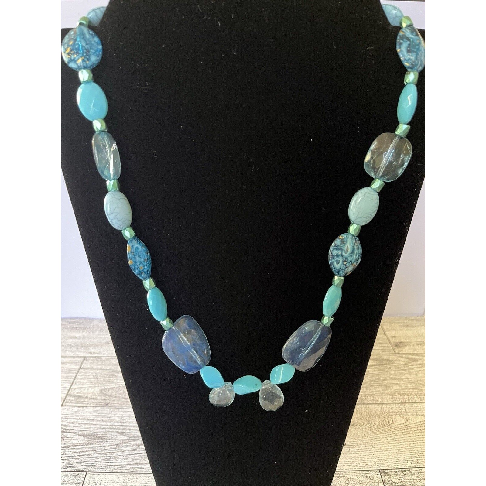 Shades Of Blue Single Strand Plastic Beaded Necklace Fashion Costume Jewelry